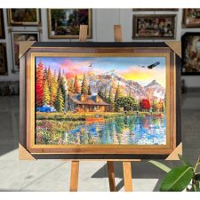 تابلو فرش ماشینی منظره کلبه آرامش کد 5525 با قاب سوبل طلایی