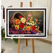 تابلو فرش ماشینی سبد گل رز ریخته کد 2953 با قاب سوبل سفید مشکی